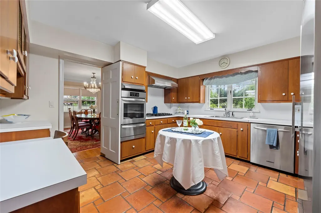 520 Chauncey Lane Lawrence NY 11559