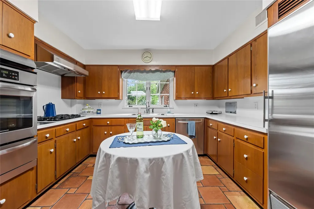 520 Chauncey Lane Lawrence NY 11559