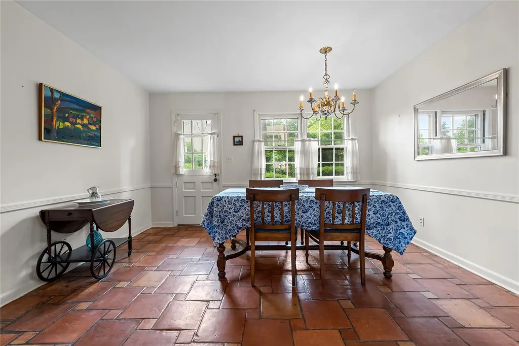 520 Chauncey Lane Lawrence NY 11559