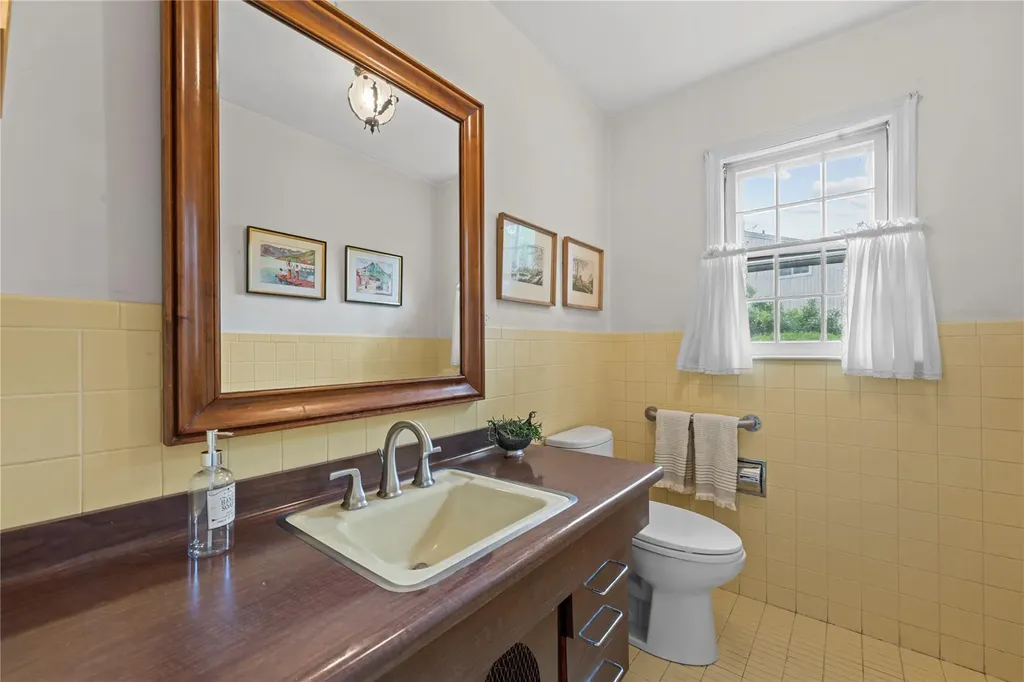 520 Chauncey Lane Lawrence NY 11559