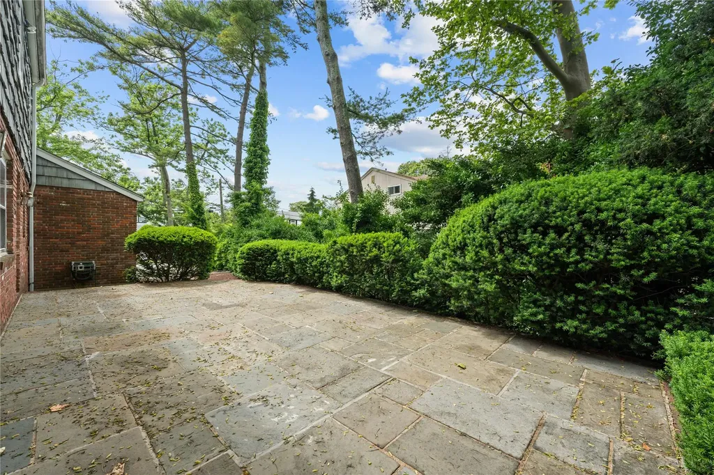 520 Chauncey Lane Lawrence NY 11559