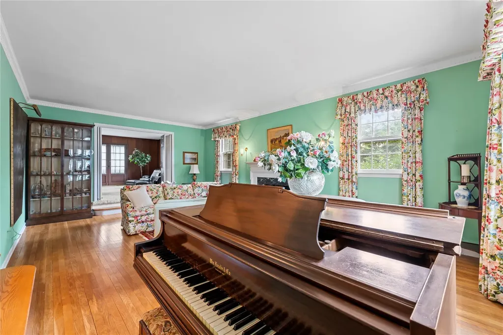 520 Chauncey Lane Lawrence NY 11559