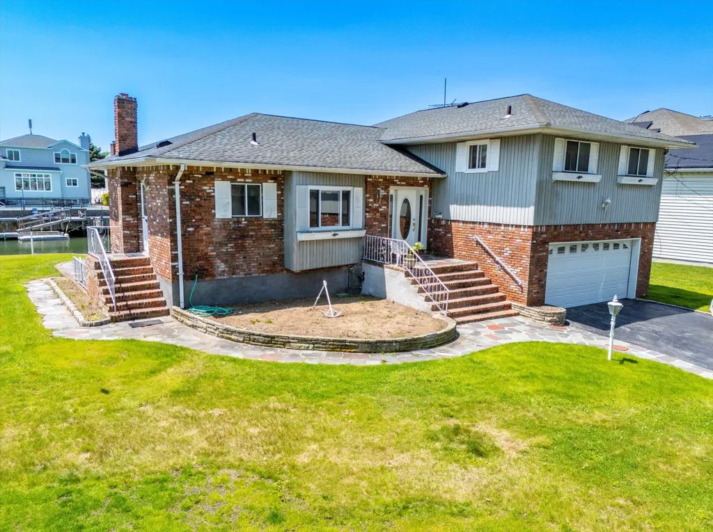 14 Gloucester Road Massapequa NY 11758