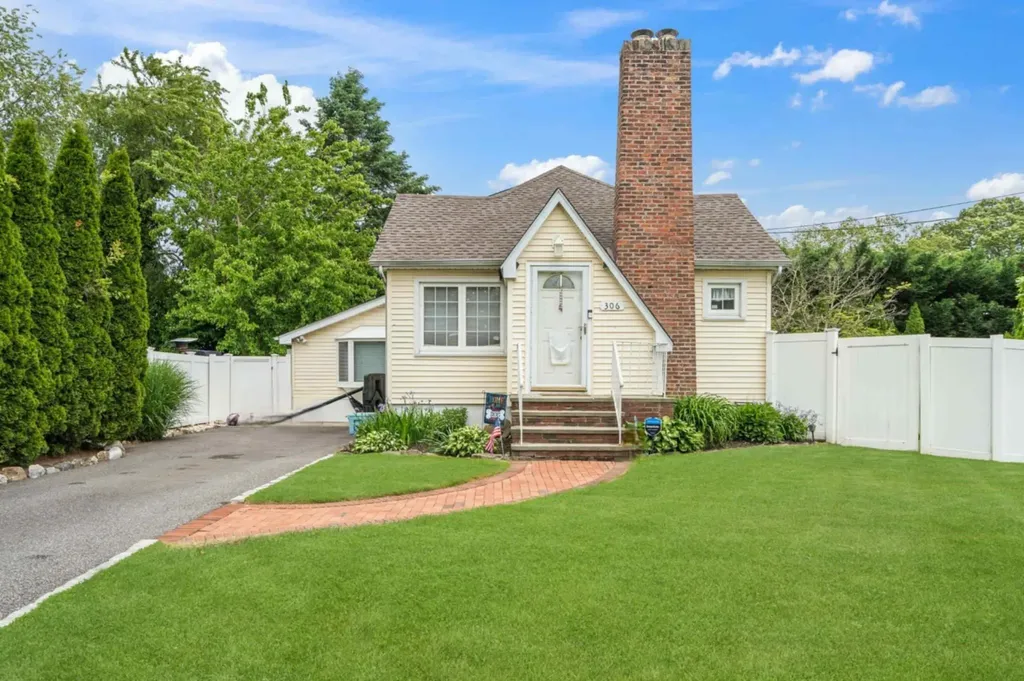 306 Mccall Avenue West Islip NY 11795