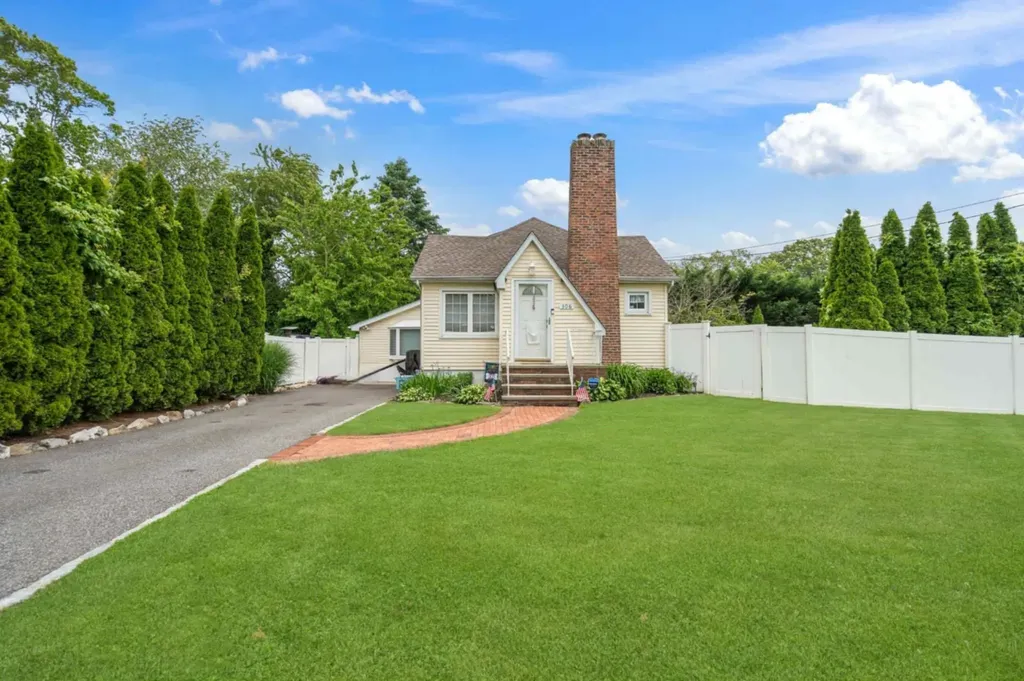 306 Mccall Avenue West Islip NY 11795