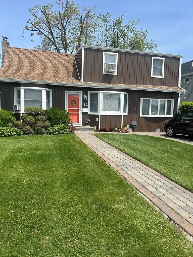32 Halycon Road Lindenhurst NY 11757