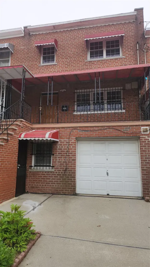 904 E 218th Street Bronx NY 10469