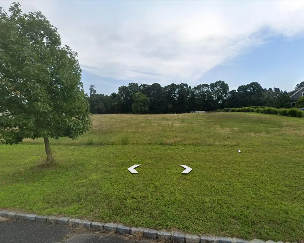 8 Lois Lane Southampton NY 11968