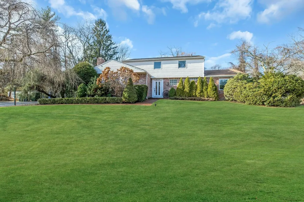 279 Hillcrest Lane Upper Brookville NY 11771
