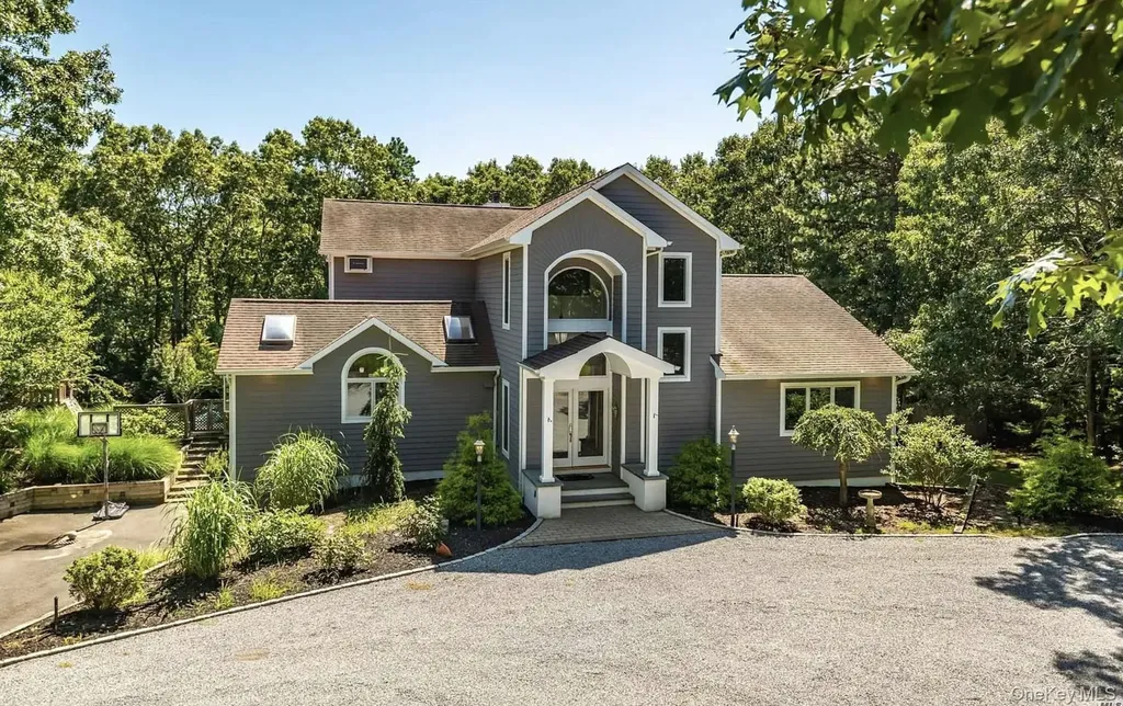 4 Douglas Court Hampton Bays NY 11946