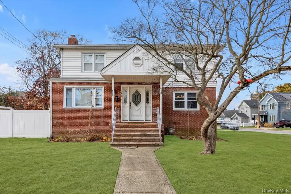 2492 Lefferts Place Bellmore NY 11710