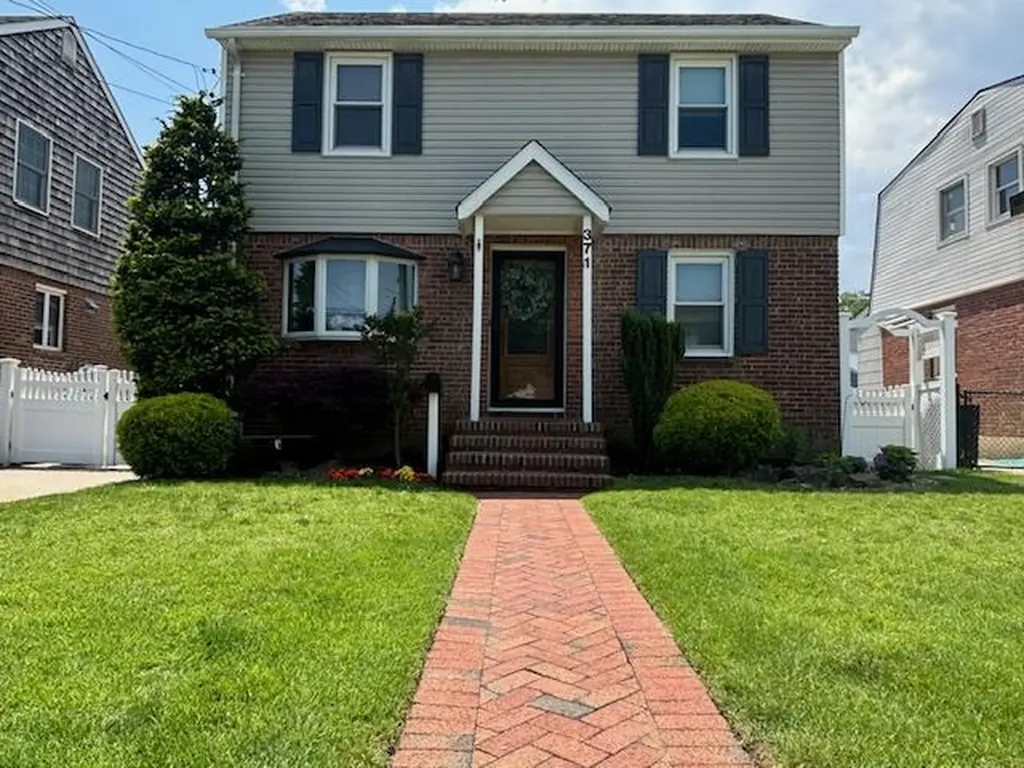 371 White Road Mineola NY 11501