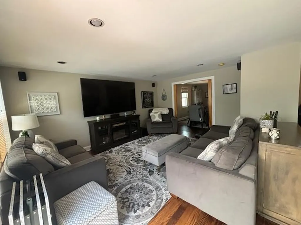371 White Road Mineola NY 11501