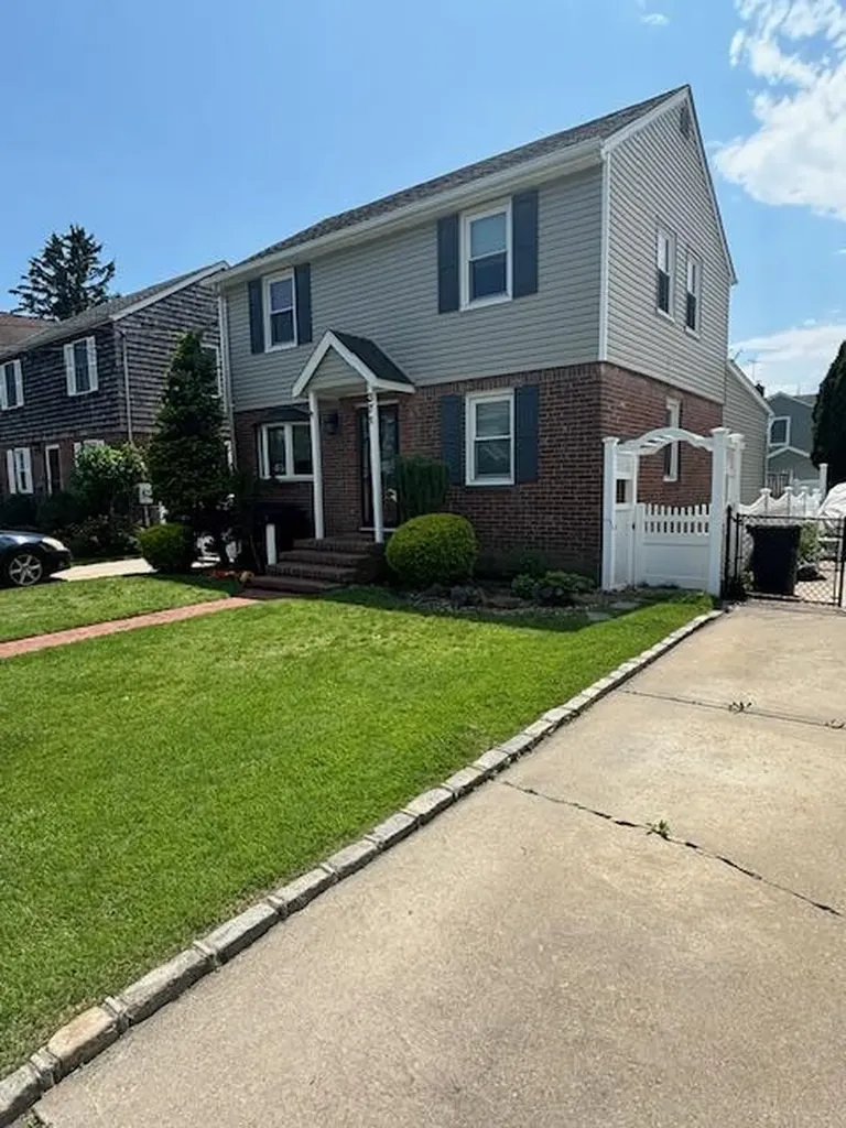 371 White Road Mineola NY 11501