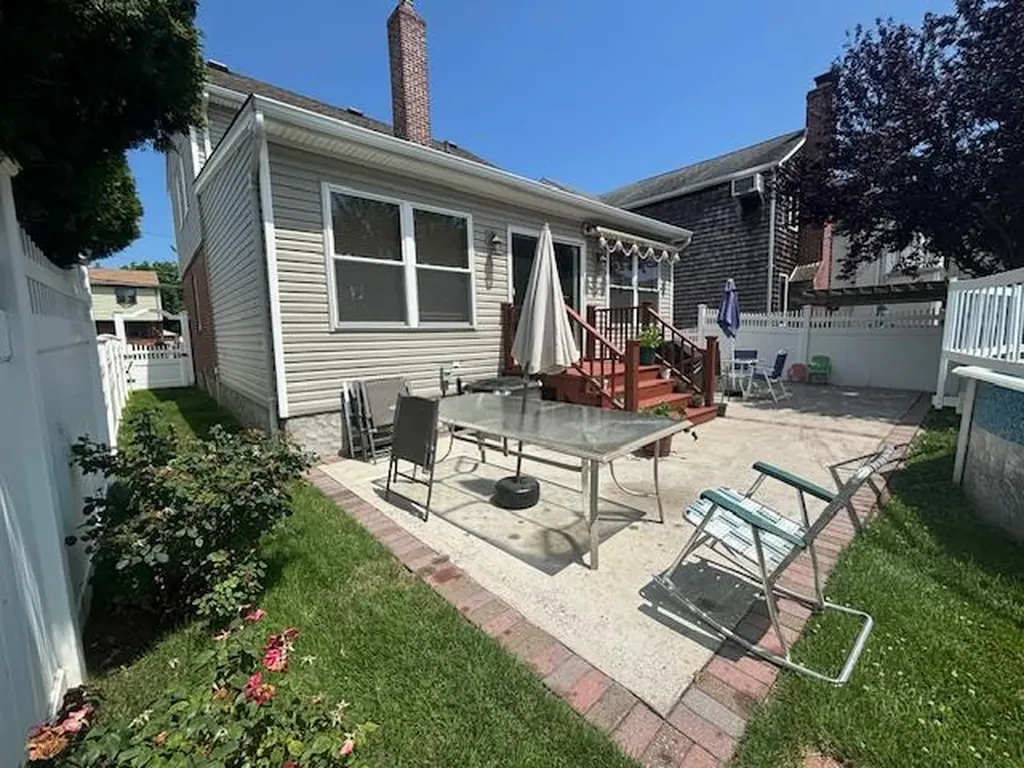 371 White Road Mineola NY 11501