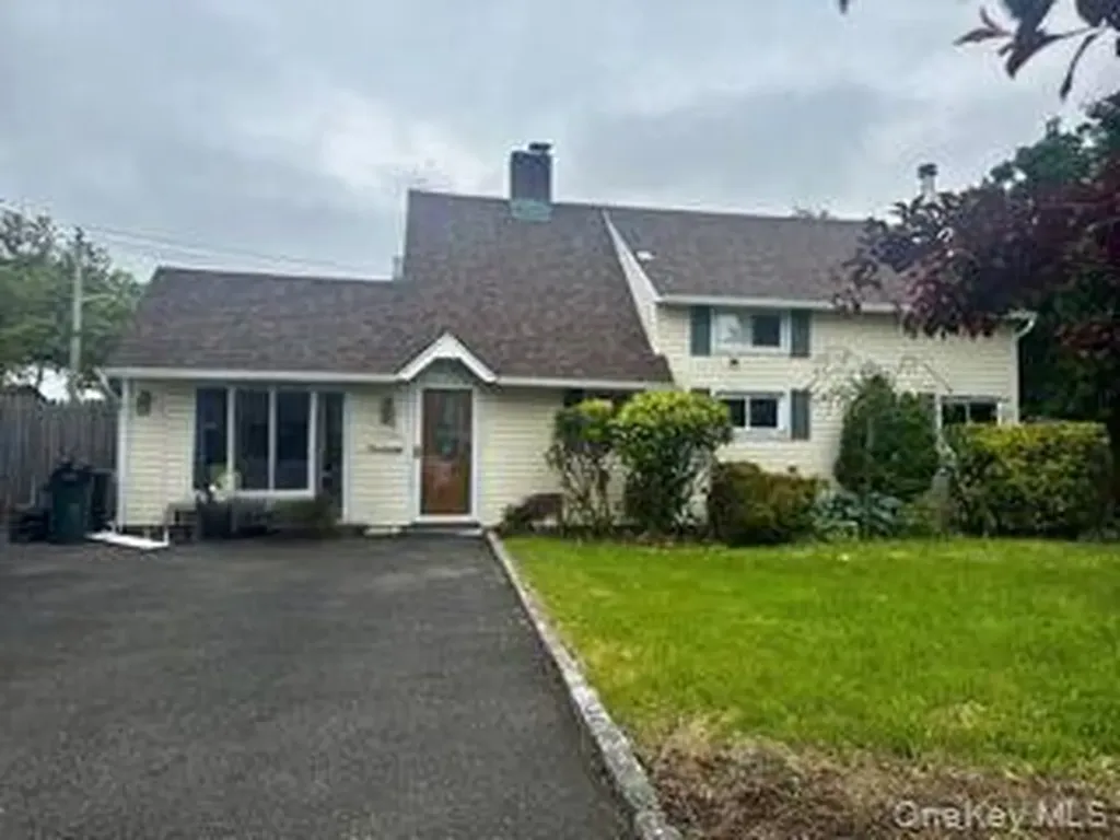 94 Hardy Lane Westbury NY 11590