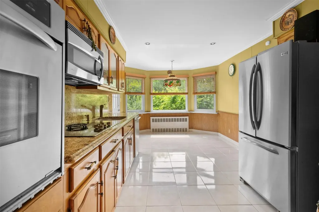 613 Gary Place Westbury NY 11590