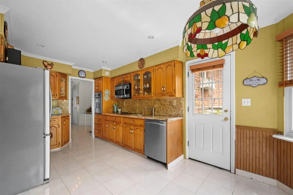 613 Gary Place Westbury NY 11590