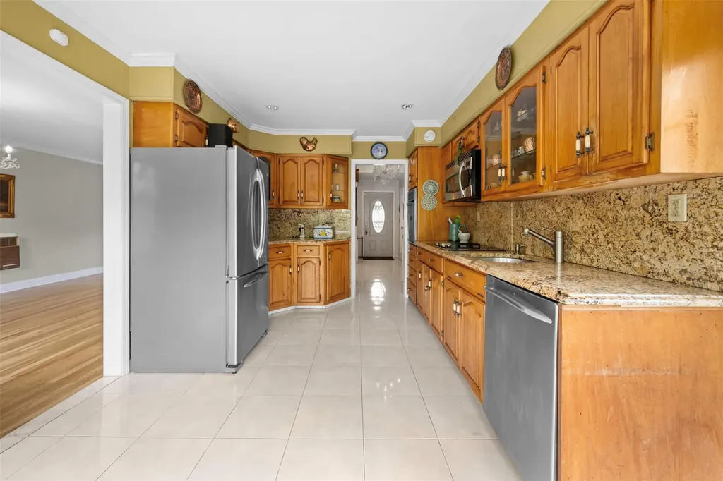 613 Gary Place Westbury NY 11590