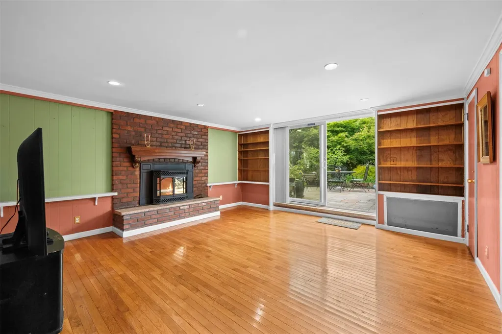 613 Gary Place Westbury NY 11590