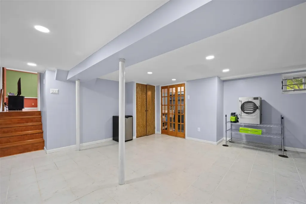 613 Gary Place Westbury NY 11590