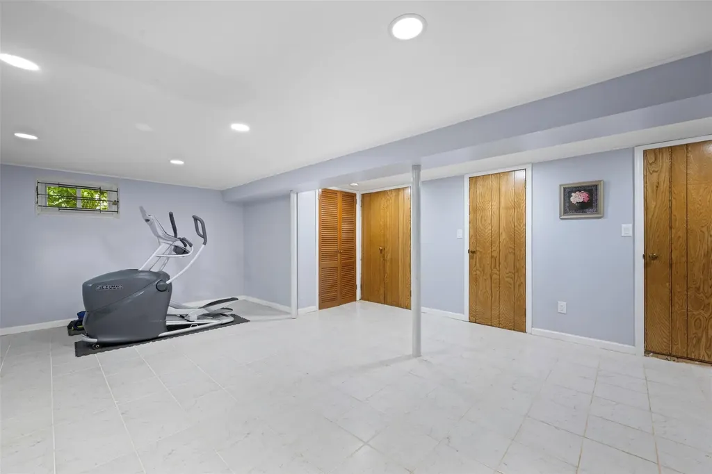613 Gary Place Westbury NY 11590