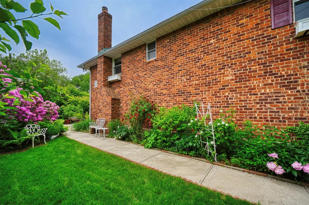 613 Gary Place Westbury NY 11590