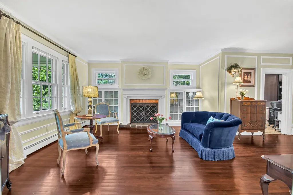 7 Middle Drive Manhasset NY 11030