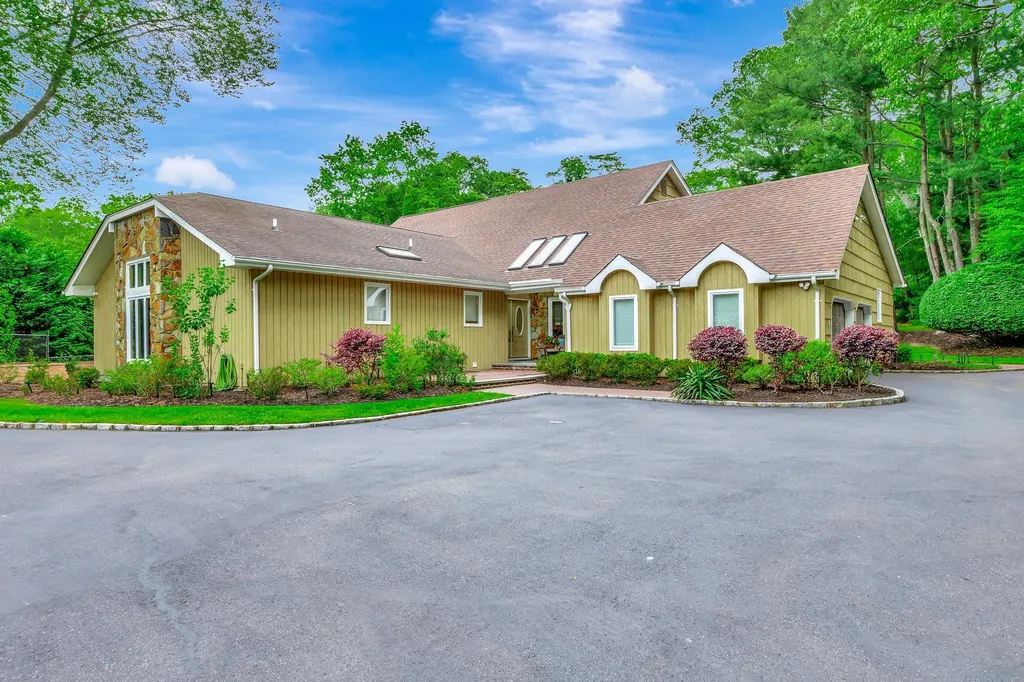 11 Wandering Way Smithtown NY 11787