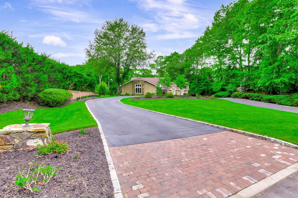 11 Wandering Way Smithtown NY 11787