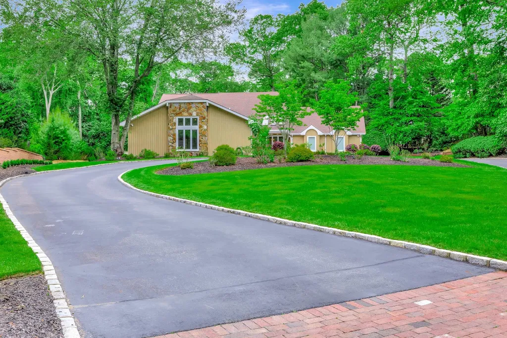 11 Wandering Way Smithtown NY 11787