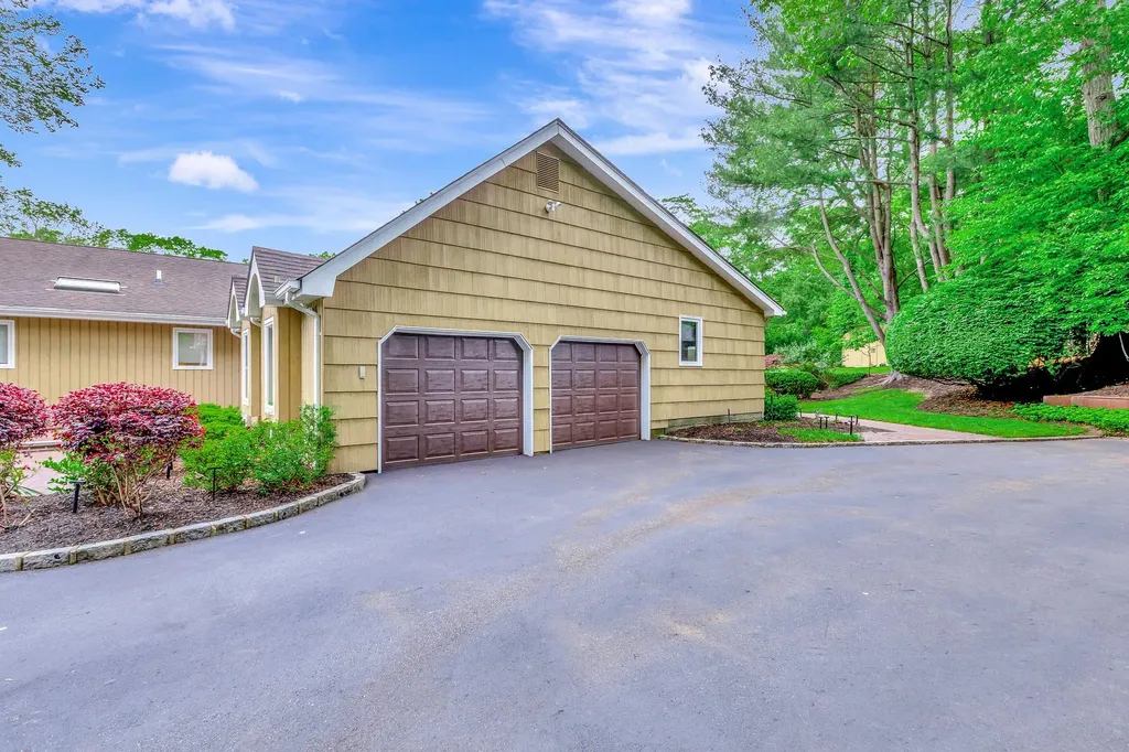 11 Wandering Way Smithtown NY 11787
