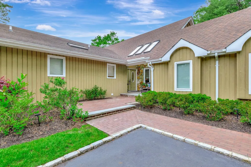11 Wandering Way Smithtown NY 11787