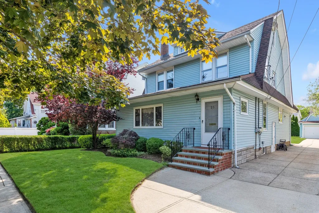 23 Thompson Place Lynbrook NY 11563