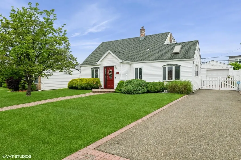 34 Castle Lane Levittown NY 11756