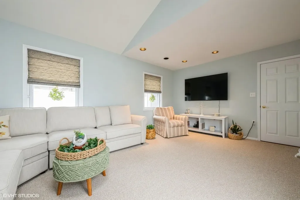 34 Castle Lane Levittown NY 11756