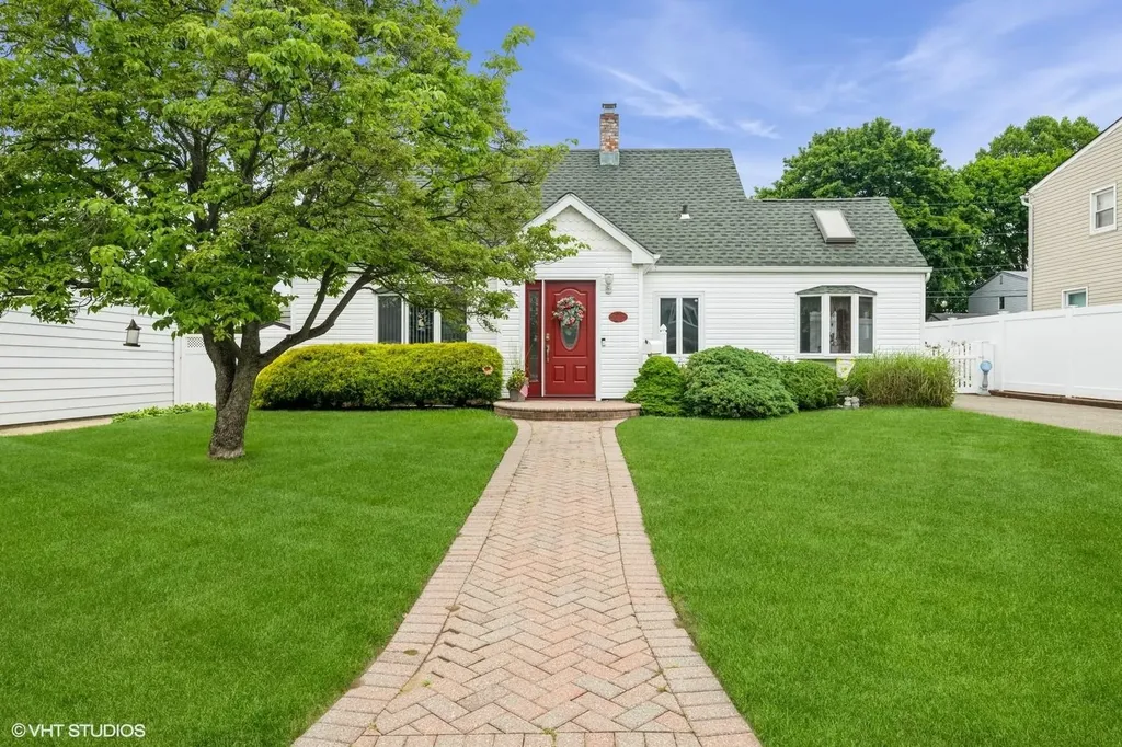 34 Castle Lane Levittown NY 11756