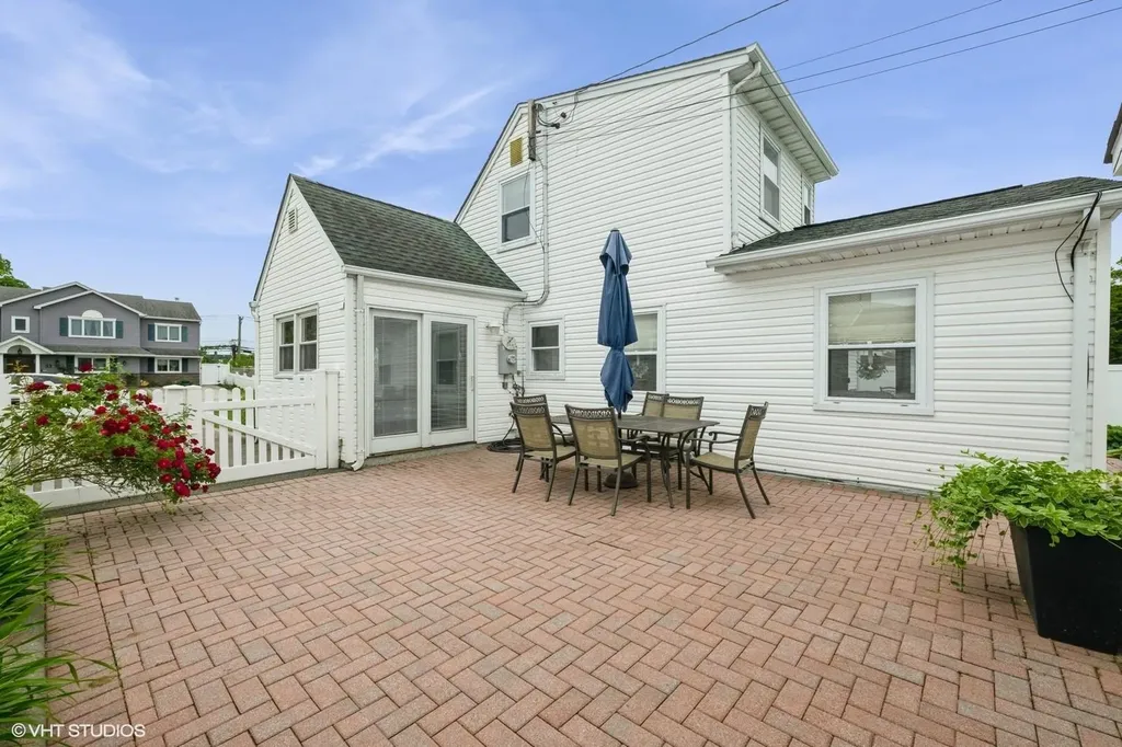 34 Castle Lane Levittown NY 11756