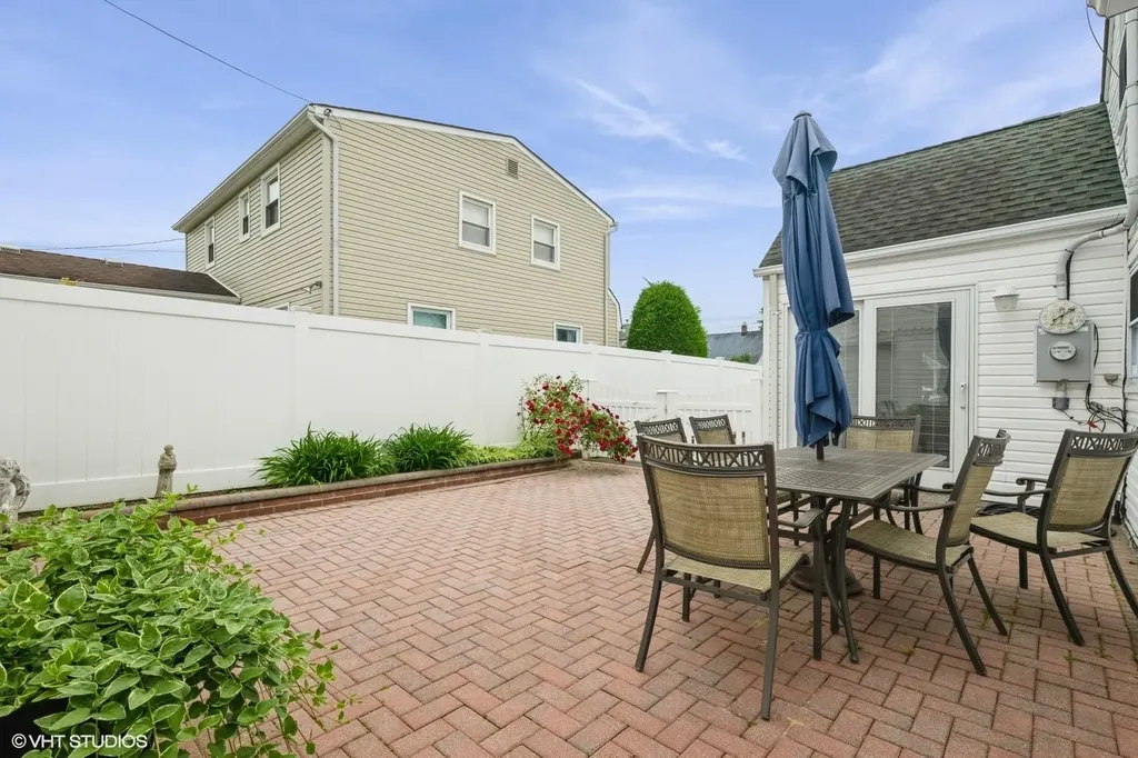 34 Castle Lane Levittown NY 11756