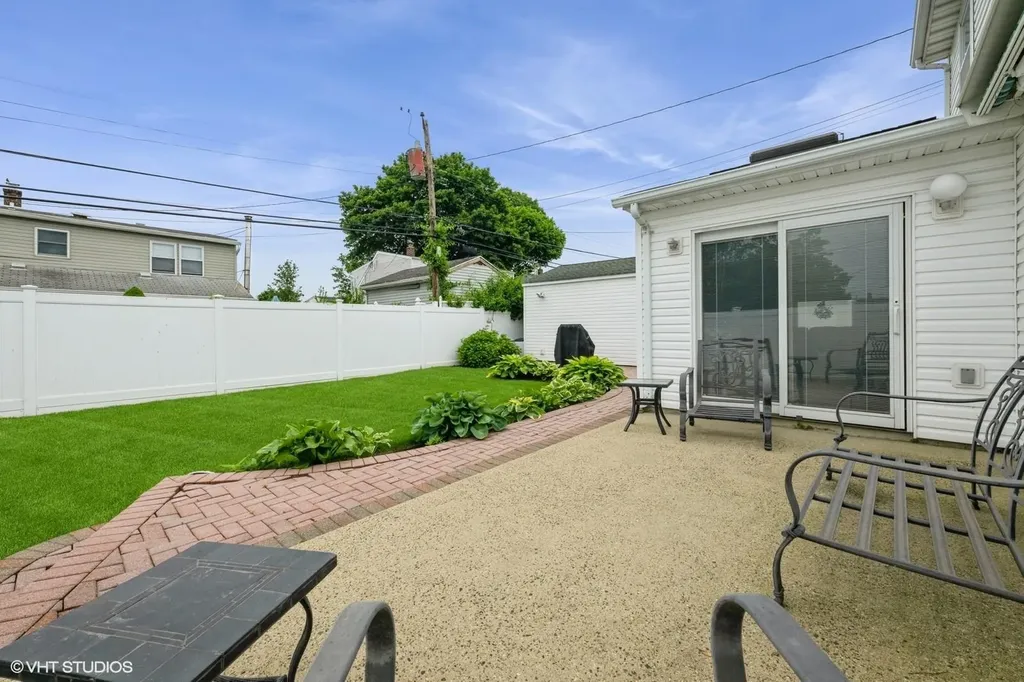 34 Castle Lane Levittown NY 11756