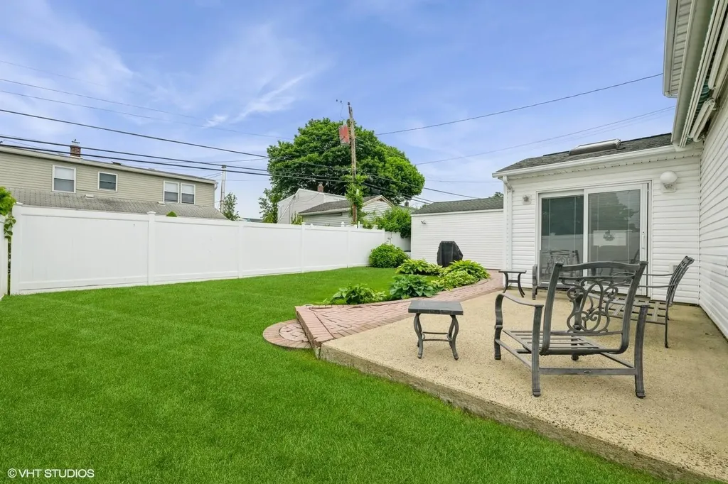 34 Castle Lane Levittown NY 11756