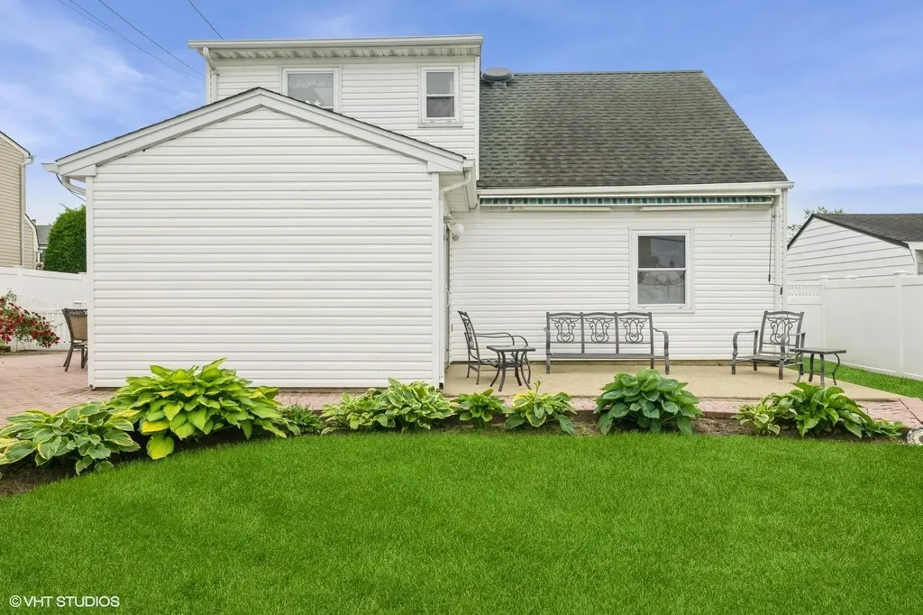 34 Castle Lane Levittown NY 11756