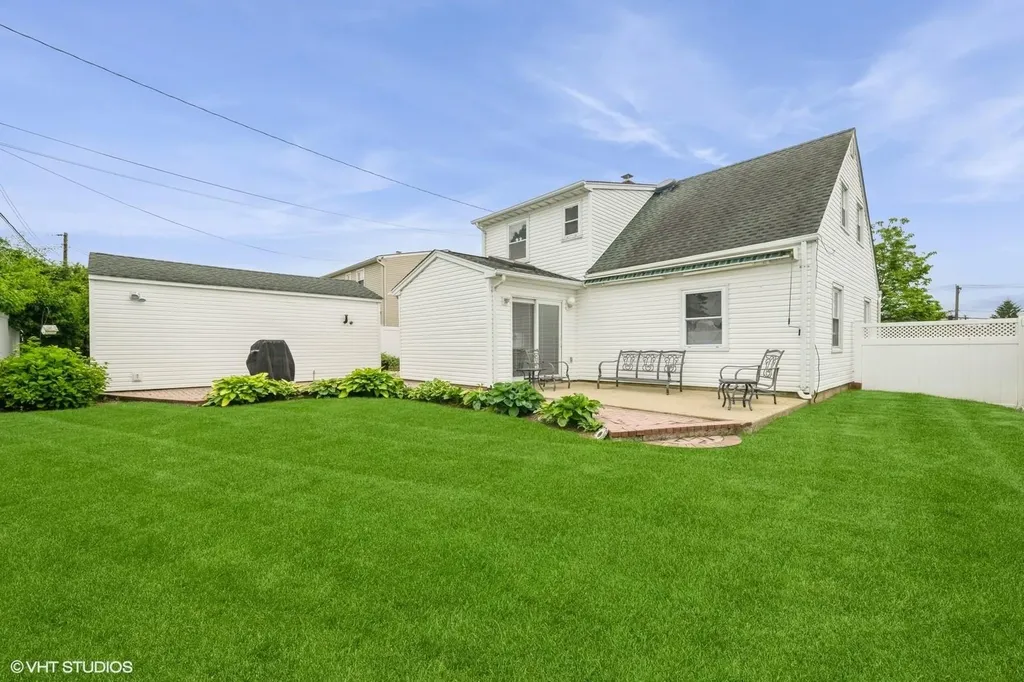 34 Castle Lane Levittown NY 11756