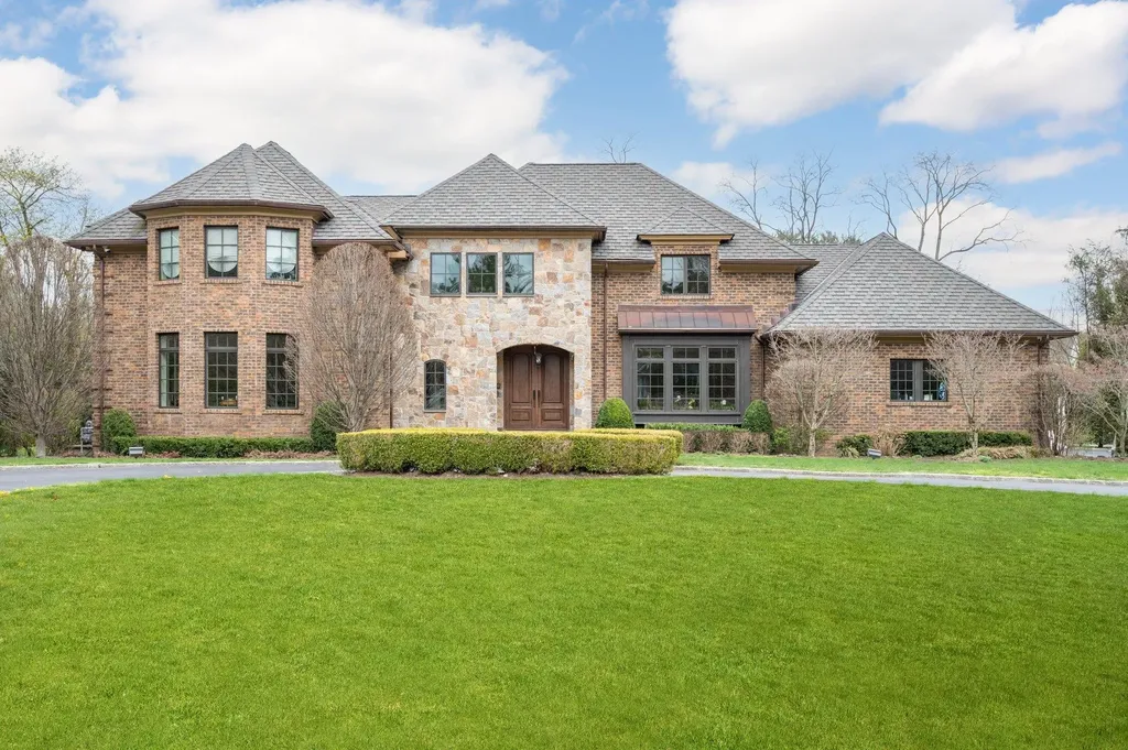 24 The Pines Old Westbury NY 11568