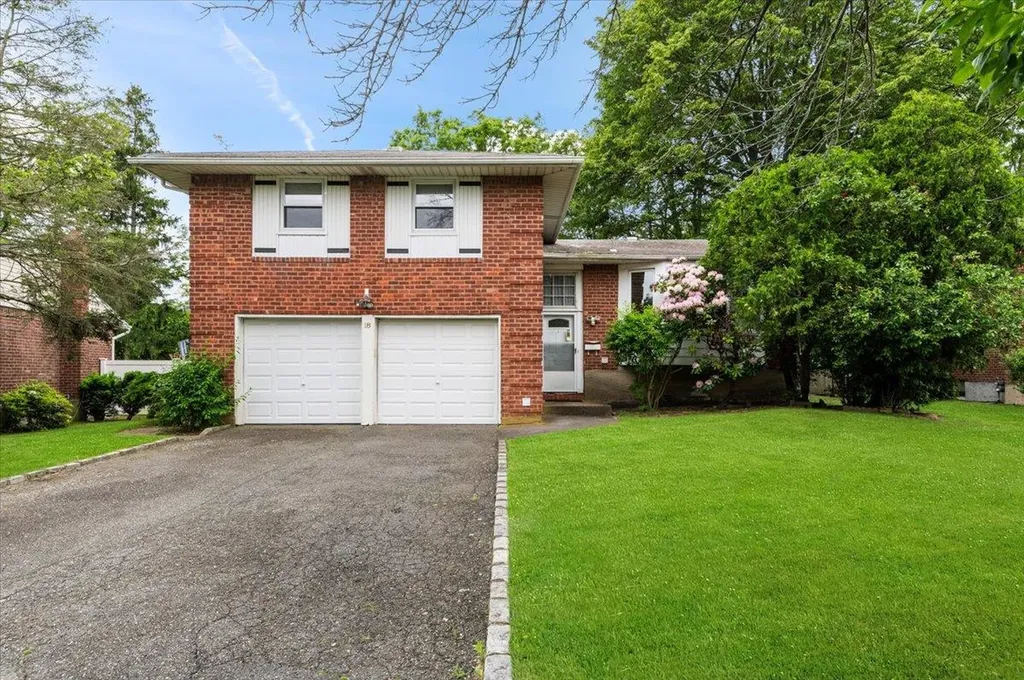 18 Overlook Lane Plainview NY 11803