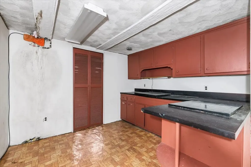 18 Overlook Lane Plainview NY 11803