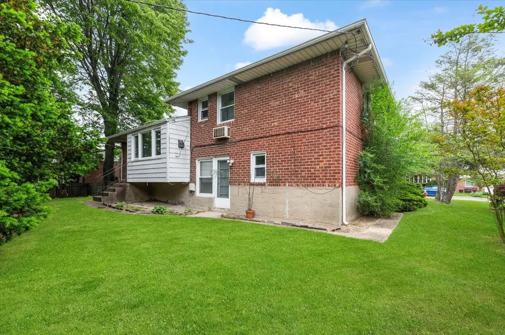 18 Overlook Lane Plainview NY 11803