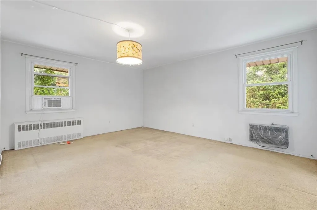 18 Overlook Lane Plainview NY 11803