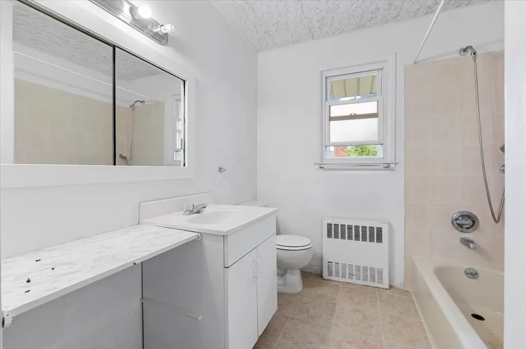 18 Overlook Lane Plainview NY 11803