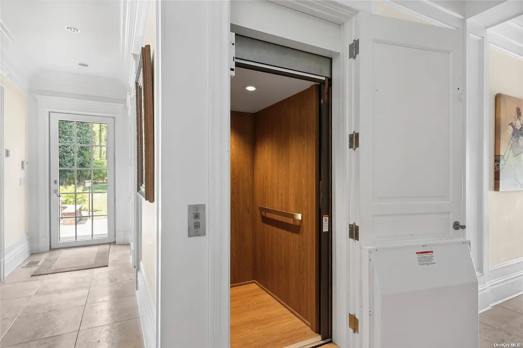 10 Orchard Lane Old Westbury NY 11568